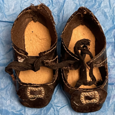 Антикварные туфельки из клеенки