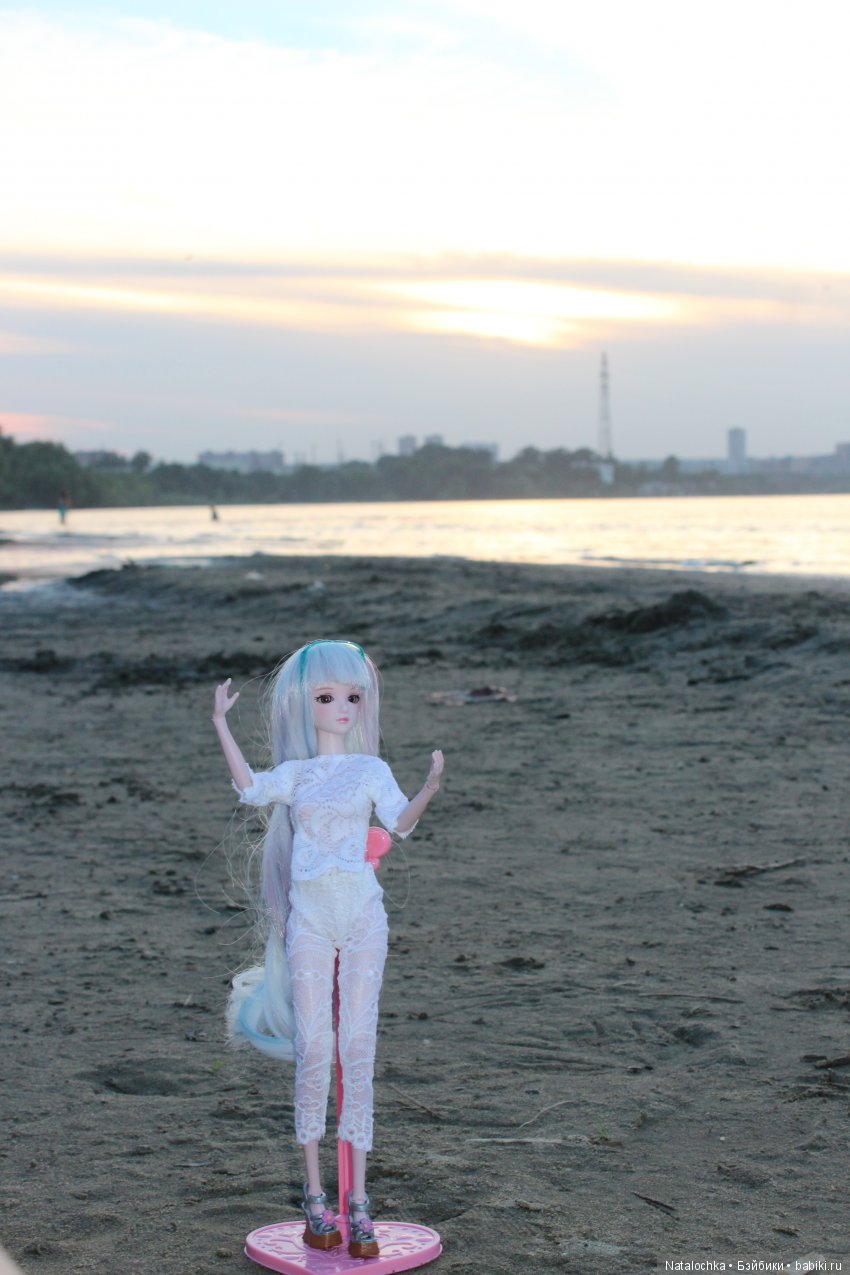Проводили солнышко и встретили луну! Прогулка с куклой Звездой подиума 29 см (фото 3)