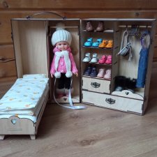 Переносная гардеробная с кроваткой для кукол Паола Рейна.