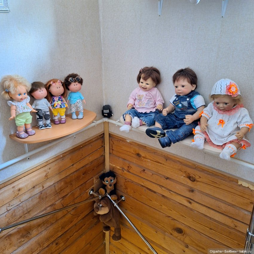 По дороге в Мастерскую — Коллекции игровых кукол (Playline): фото полок (фото 3)