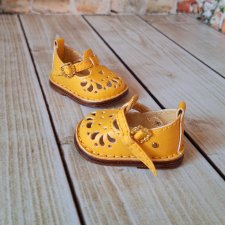 Желтые сандалики на Вихтеля