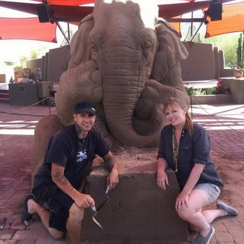 Слон и мышь из песка, авторы Рей Виллафан и Сью Беатрис