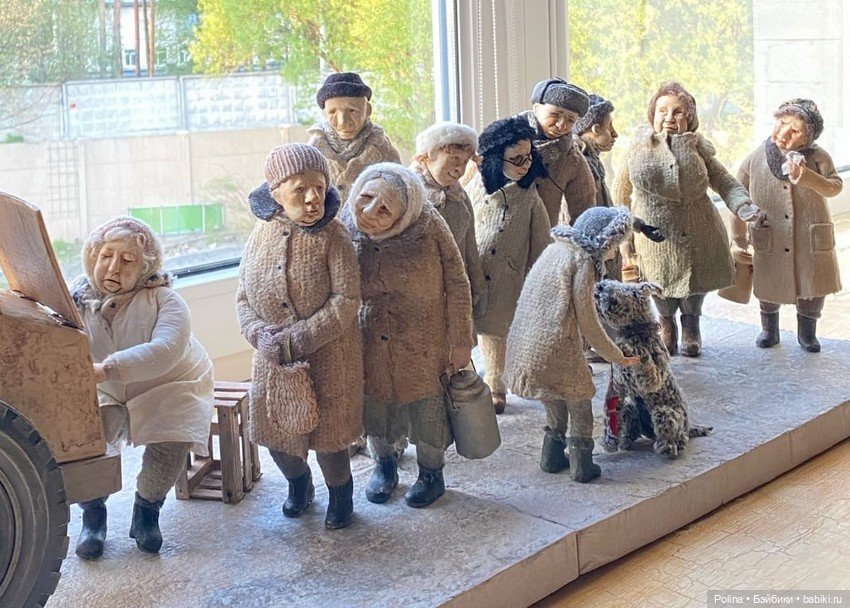 Многофигурная композиция «Очередь» Елены Злоказовой