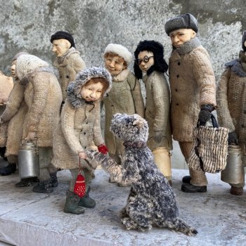 Многофигурная композиция «Очередь» Елены Злоказовой