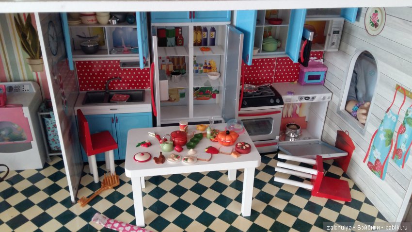 По мимо мебели, которая шла в комплекте, есть еще много посуды в основном silvanian family и много кукольной еды)))