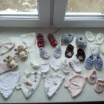 Лот шапочек и обувочки на кукол малышей