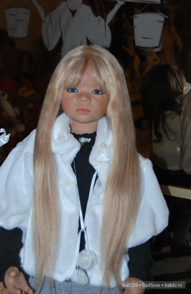 Примеряем обновочки к Новому году куколкам Annette Himstedt