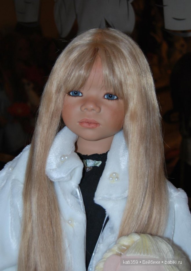 Примеряем обновочки к Новому году куколкам Annette Himstedt