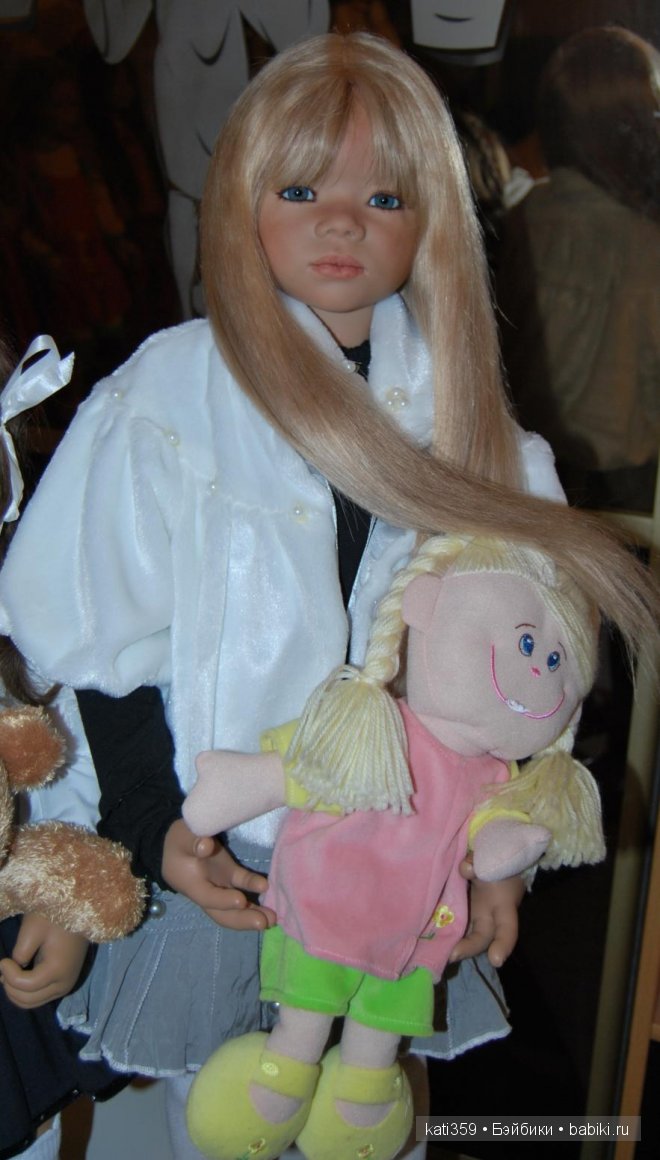 Примеряем обновочки к Новому году куколкам Annette Himstedt