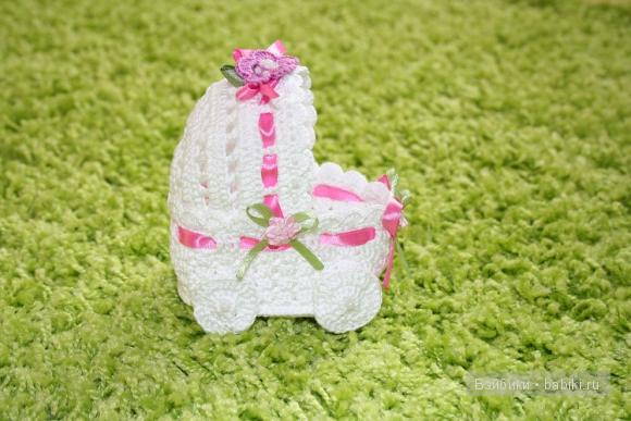 Вязаная коляска для куклы