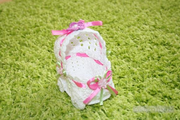 Вязаная коляска для куклы