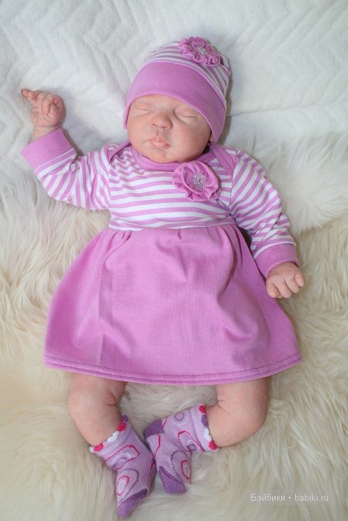 Эми в платье-боди.