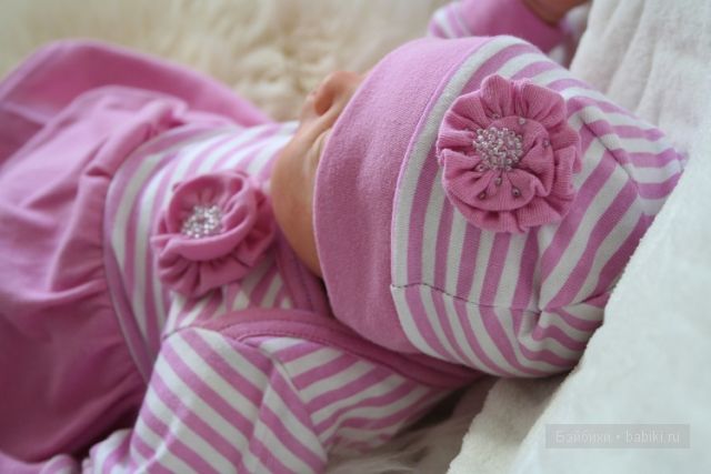 Эми в платье-боди.