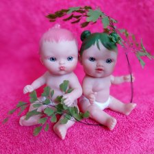 Забавные малыши с сосочками