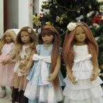 Хоровод девочек Annette Himstedt вокруг Новогодней Елки