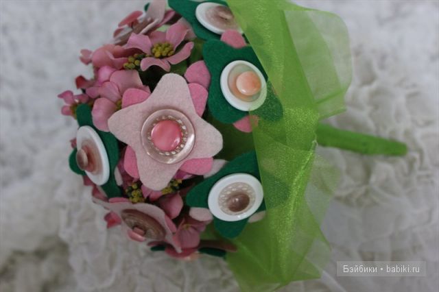 Букеты  из пуговиц и конфет,торт из памперсов.