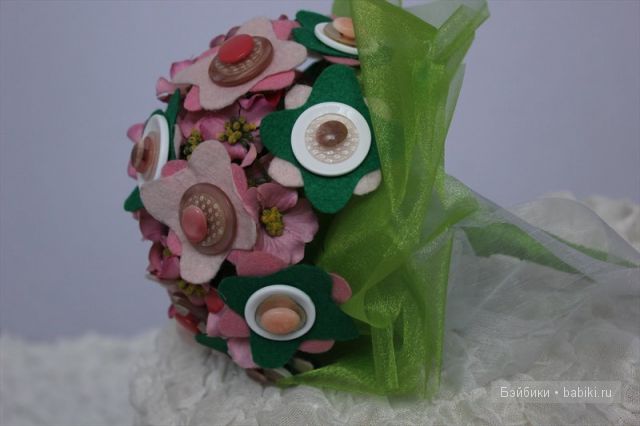 Букеты  из пуговиц и конфет,торт из памперсов.