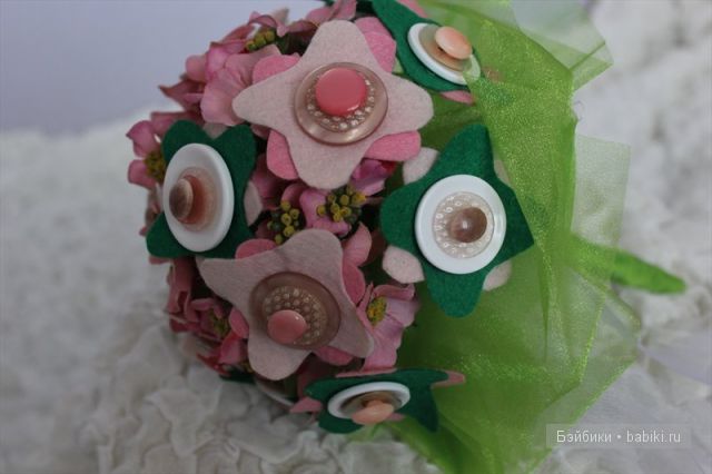 Букеты  из пуговиц и конфет,торт из памперсов.