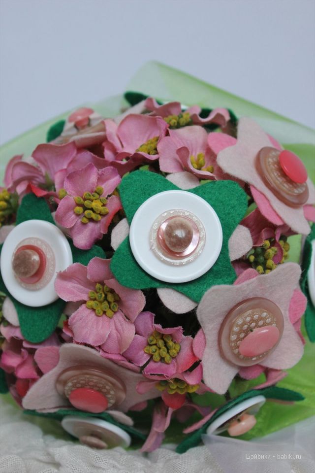 Букеты  из пуговиц и конфет,торт из памперсов.