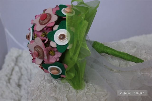 Букеты  из пуговиц и конфет,торт из памперсов.