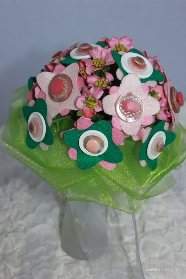 Букеты  из пуговиц и конфет,торт из памперсов.