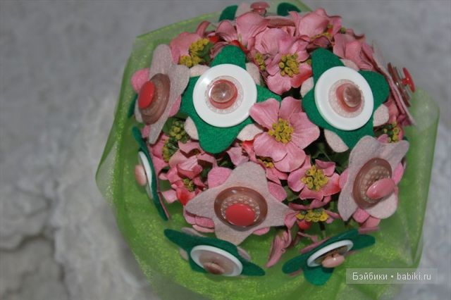 Букеты  из пуговиц и конфет,торт из памперсов.