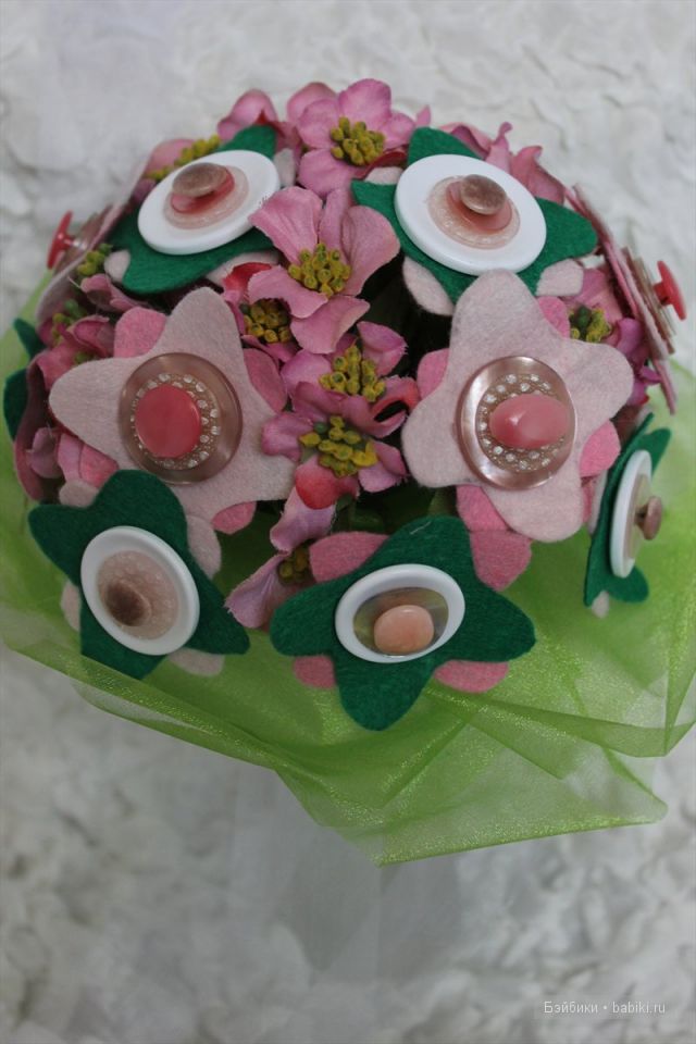 Букеты  из пуговиц и конфет,торт из памперсов.