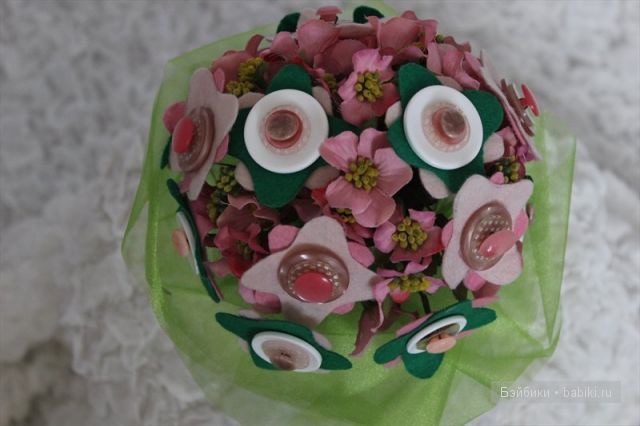 Букеты  из пуговиц и конфет,торт из памперсов.