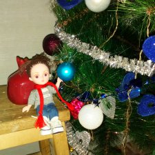 Марика наряжает ёлку