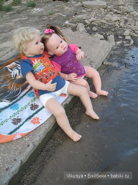 На берегу...