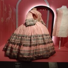 Путешествие в прошлое. Выставка "Кринолин. Жакет. Свитшот"