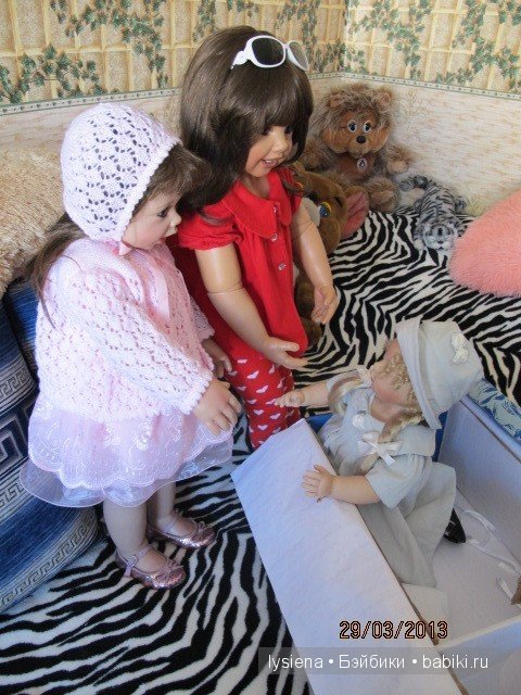 Алиса и Тори встречают Анну-Лизу.