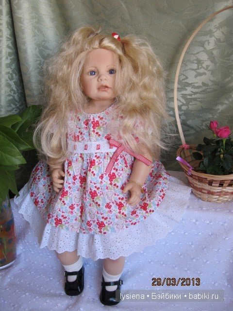 Теперь мы переоделись и распустили косички