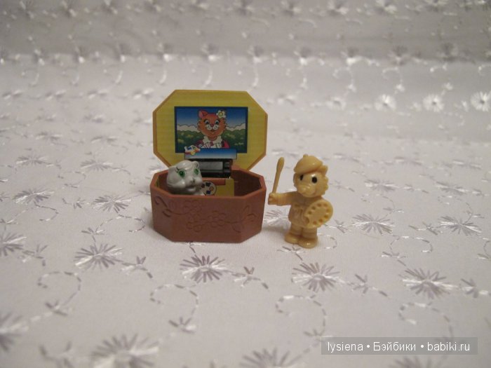 Старые игрушки из обувной коробки