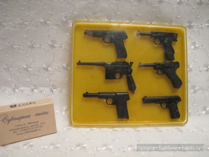 Старые игрушки из обувной коробки