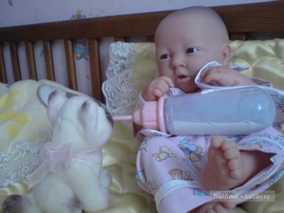 который очень любит молоко,