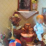 Антикварный фарфоровый пупсик 1920 года и его домик