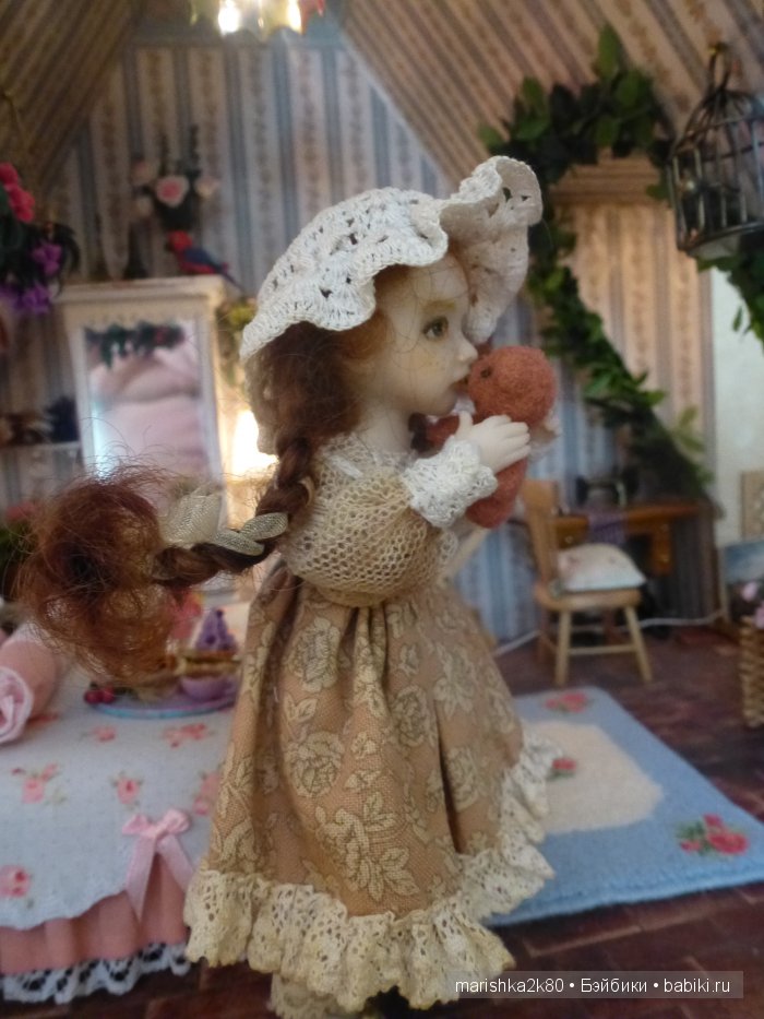 Две авторские подвижные куклы в домике