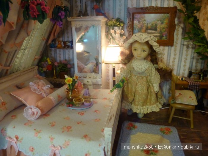 Две авторские подвижные куклы в домике