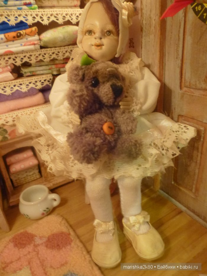 Две авторские подвижные куклы в домике