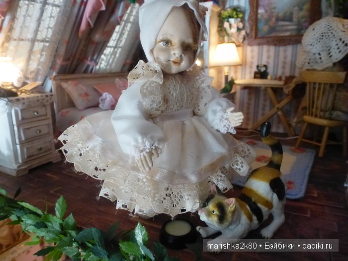 Две авторские подвижные куклы в домике