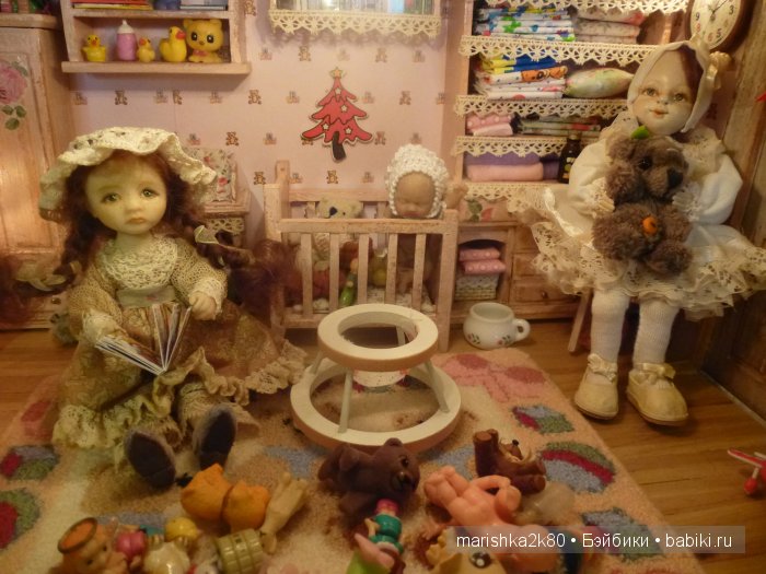 Две авторские подвижные куклы в домике