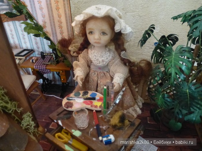 Две авторские подвижные куклы в домике