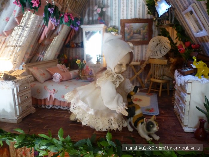 Две авторские подвижные куклы в домике