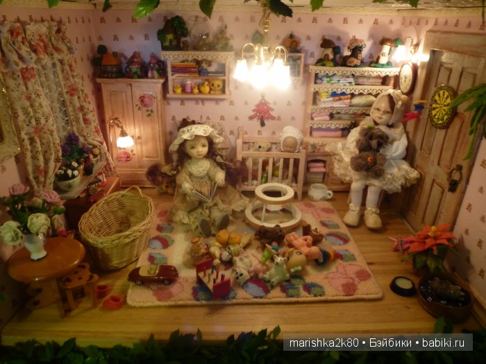 Две авторские подвижные куклы в домике
