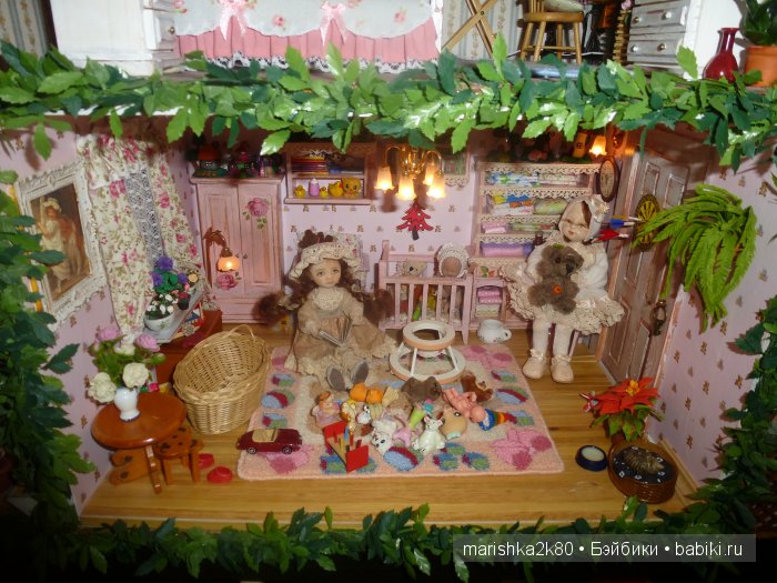 Две авторские подвижные куклы в домике