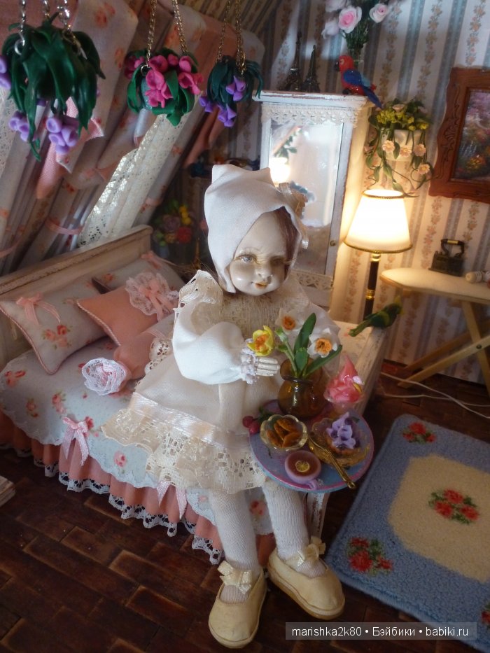 Две авторские подвижные куклы в домике