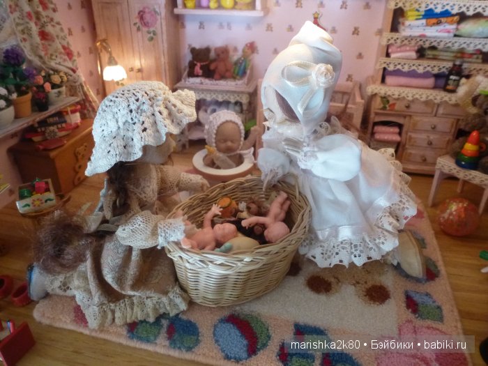 Две авторские подвижные куклы в домике