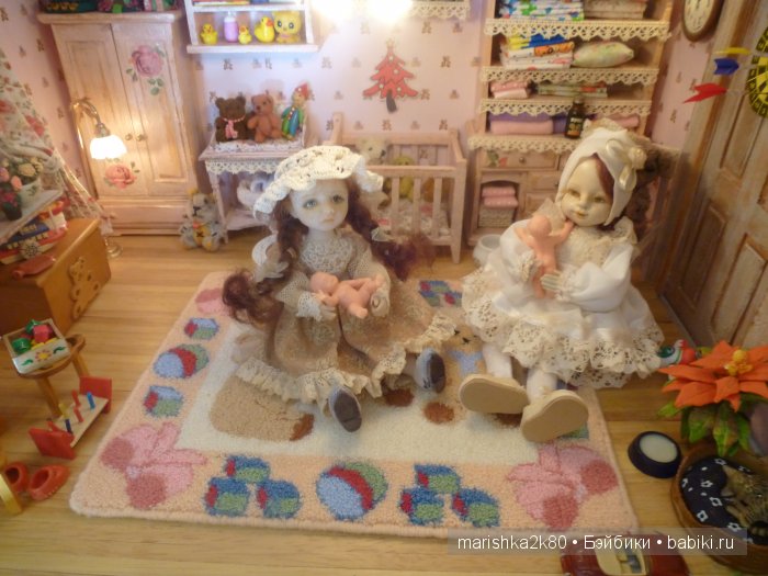 Две авторские подвижные куклы в домике