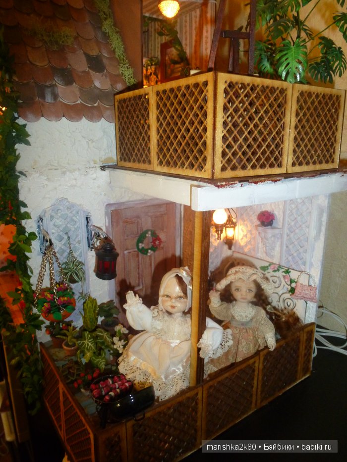 Две авторские подвижные куклы в домике